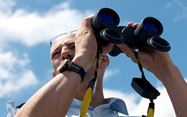 Mann mit Feldstecher