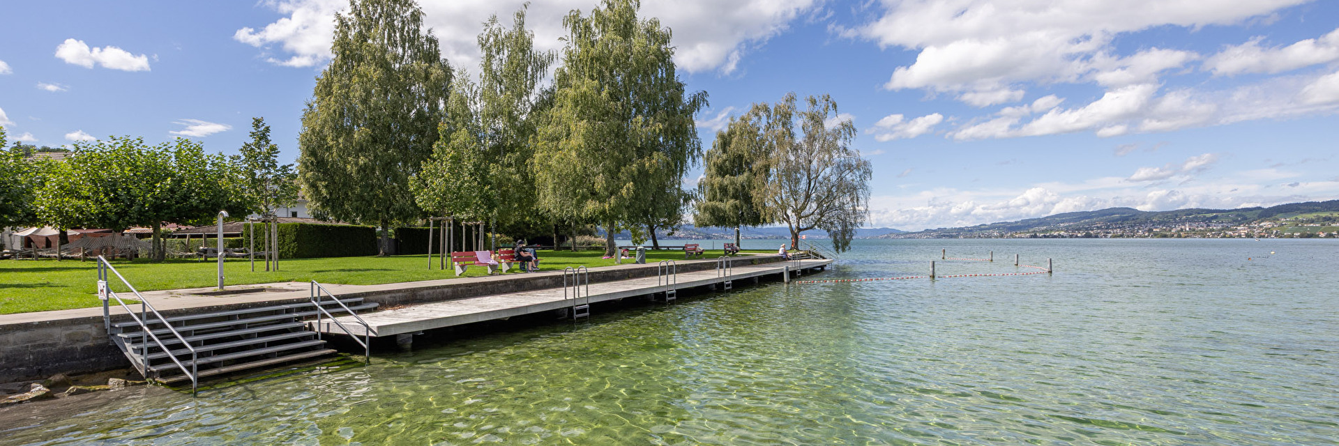 Badesteg mit glitzerndem Wasser