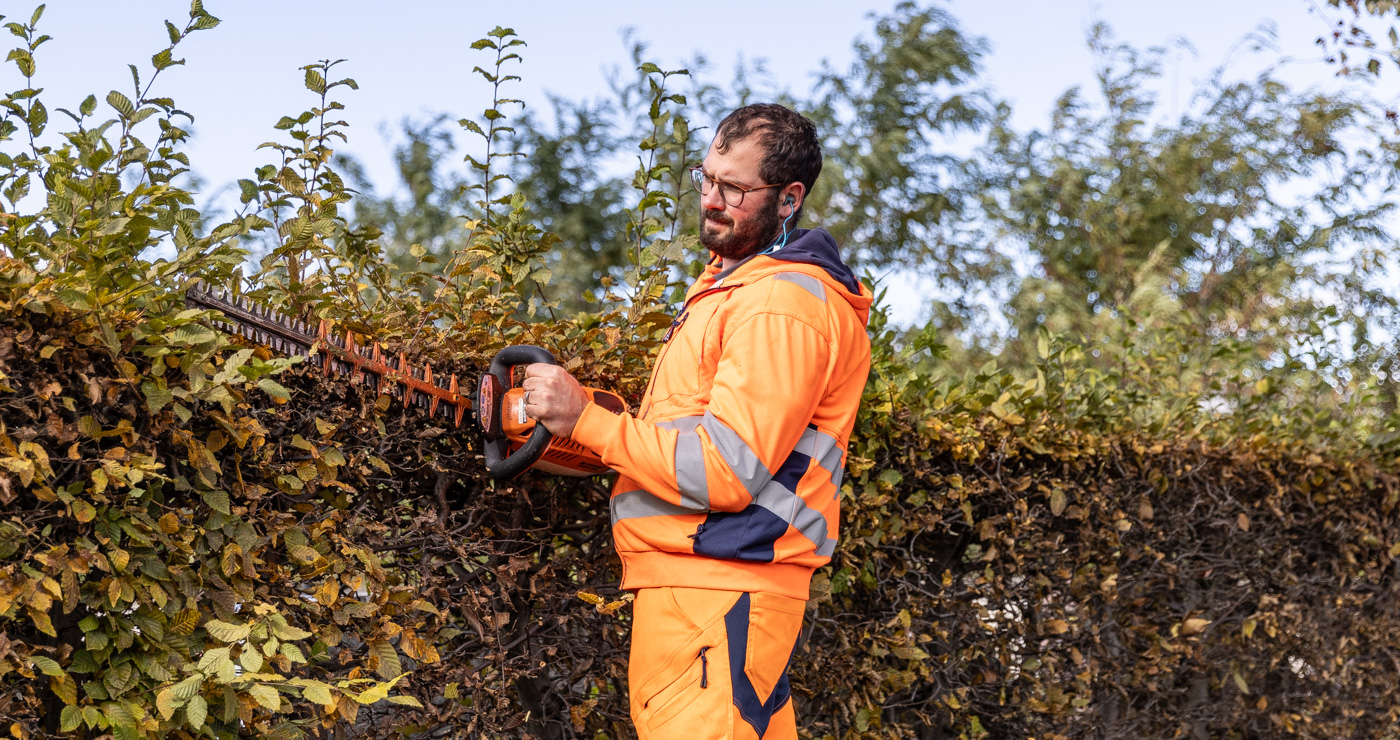 Mitarbeiter Werkhof schneidet die Hecken