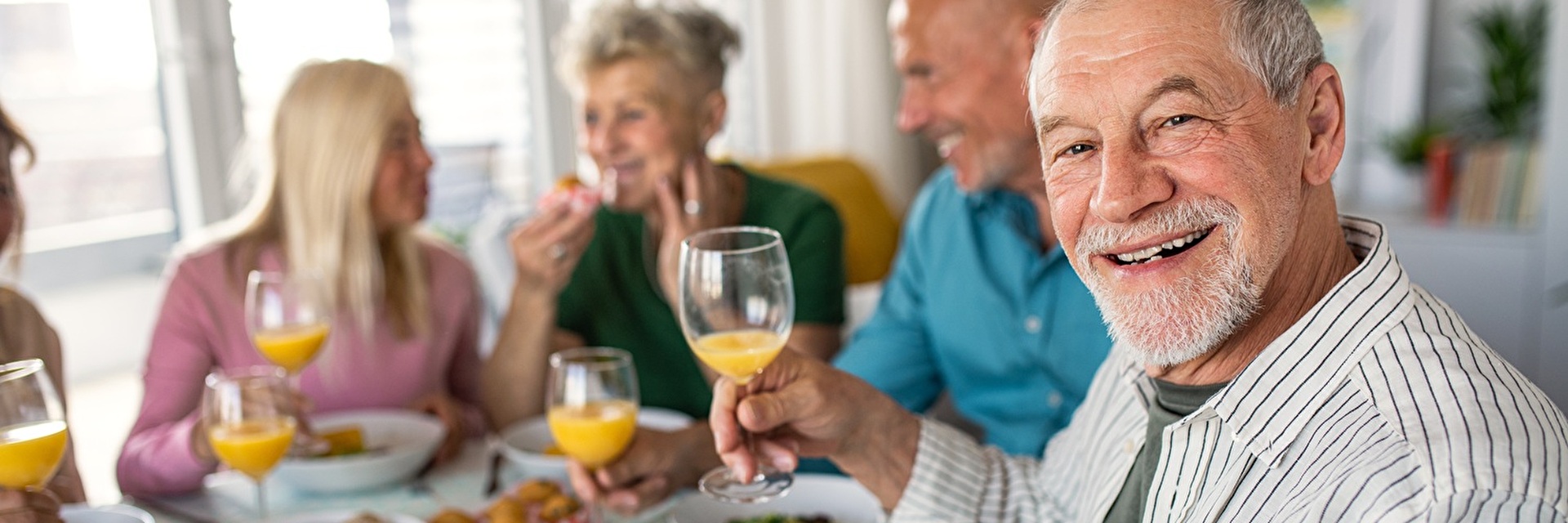 Ältere Menschen essen zusammen