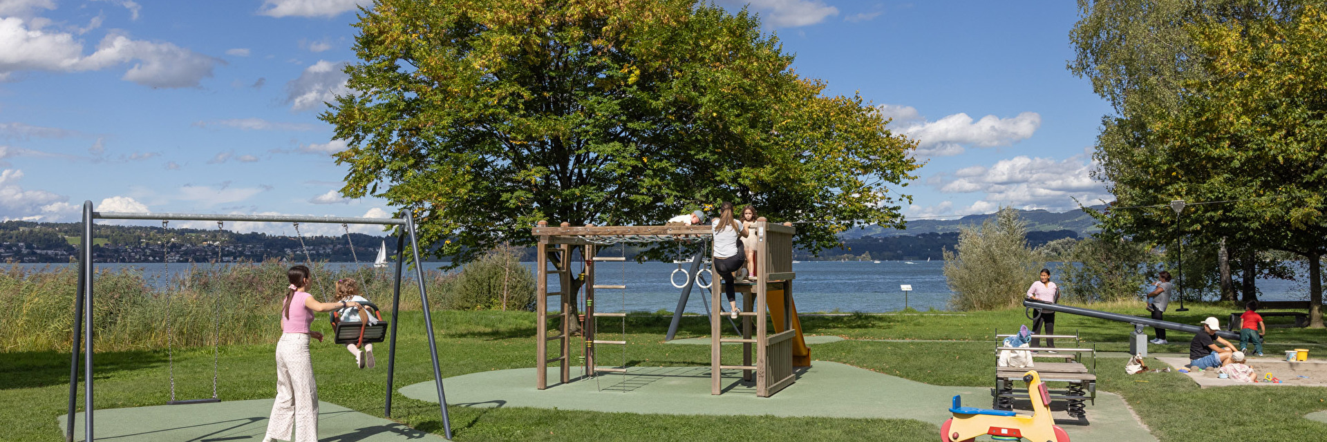 Kinder spielen auf Spielplatz
