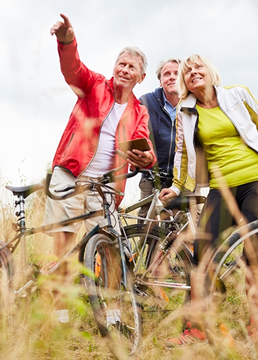 Senioren mit Fahrrädern