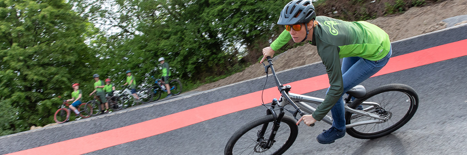 Frau fährt auf Pumptrack