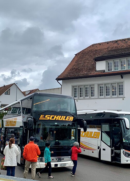 Car vor dem Gemeindehaus Dorf