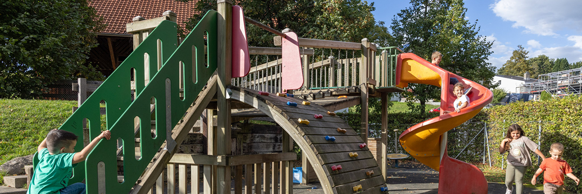 Kinder spielen auf Spielplatz