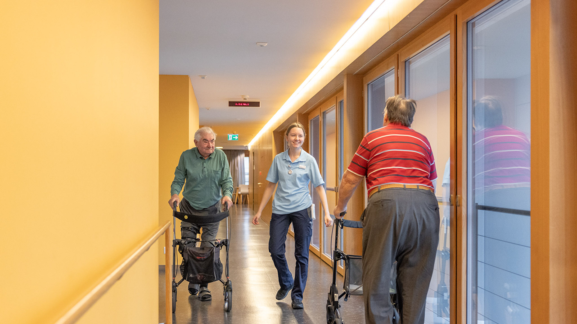 Ältere Menschen auf dem Gang