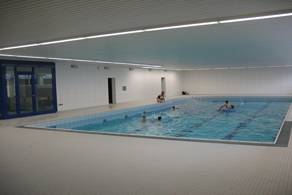 Hallenbad mit Schwimmern und Schwimmerinnen
