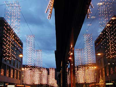 Die Lichter spiegeln sich in den Schaufenstern der Bahnhofstrasse.