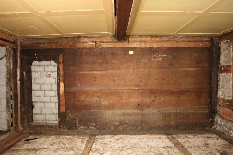 Bauzeitliche Bohlenwand von 1436/37 in der Stube Kirchenstrasse 5
Die mit Kielbogen geschmückte Türöffnung zu Haus Kirchenstrasse
7 wurde erst später eingebracht.