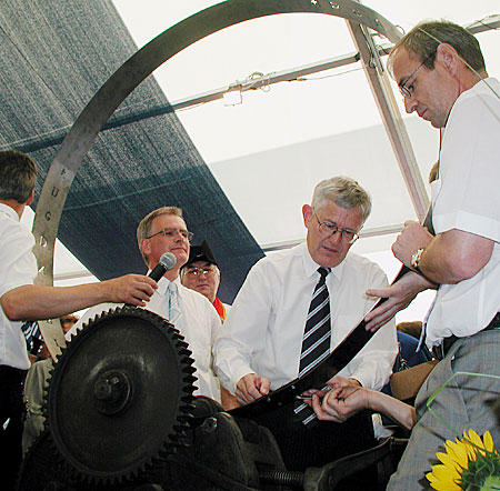 Ein Metallband mit den Worten 650 Jahre verbunden musste von den Magistraten zu einem Bogen geformt werden.