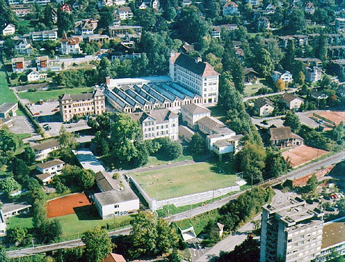 Zwei traditionsreiche Häuser im Süden der Stadt: das Theiler-Haus, wo das Welterunternhemen Landis & Gyr gegründet wurde, und die Athene (im Vordergrund), die frühere Kantonsschule. Heute befindet sich darin die kaufmännische Berufsschule.