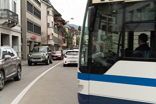 Nach dem Ja des Kantonsrats zu den Umfahrungen Zug und Unterägeri könnten diese Stausituationen (hier an der Neugasse in Zug) in Zukunft der Vergangenheit angehören. (Foto: Studio HAM)