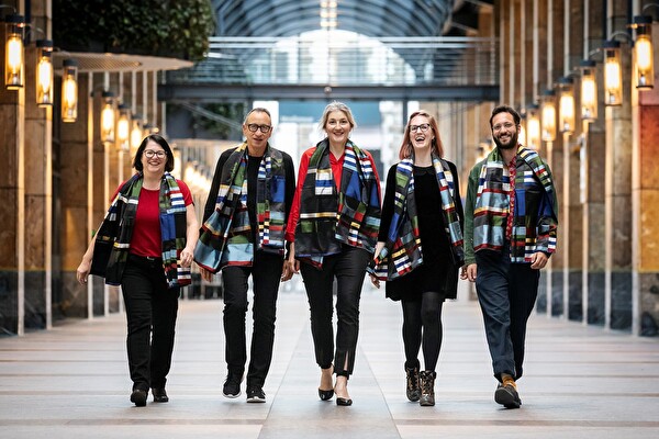 Es freuen sich die mit der Kulturschärpe der Stadt Zug ausgezeichneten Kulturschaffenden (von links): Bettina Burri (Hauptpreis), Urs Rust (Ehrenpreis), Jasmin Leuze (Hauptpreis), Isabelle Hauser (Hauptpreis) sowie Severin Hofer (Anerkennungspreis). Es fehlen auf dem Bild Andrea Probst, Petra Wolfisberg, Marion Arnold und Andrea Schelbert (Hauptpreis). Foto: Alexandra Wey