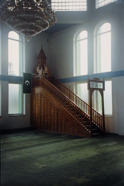 Mimbera u Prnjavorskoj džamiji sa koje efendija petkom na džumi drži hutbu (govor).
Kanzel in der Moschee in Prnjavor von welcher aus der Imam während des Freitaggebets predigt.