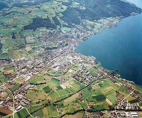 Zug am See: In der Bildmitte die Altstadt, um welche sich das «neue Zug» ausbreitet. Gut zu erkennen: der Grüngürtel Lorzen (an der unteren Seite des Bildes) und der Grüngürtel Zugerberg (oben).