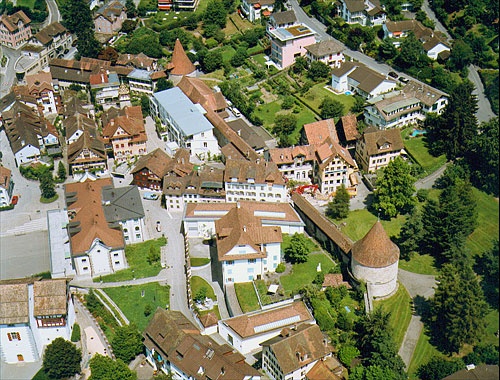 Das «Dorf» ist zu einem Zentrum der Kulturaktivitäten geworden: Neben dem Huwilerturm befindet sich das Kunsthaus, links davon das Museum in der Burg.