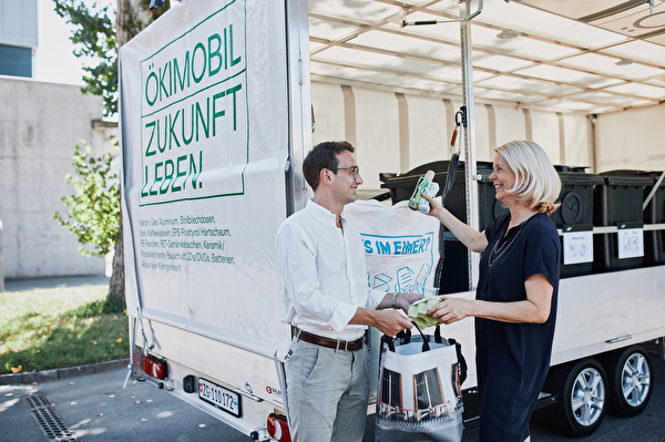 Der Chamer Gemeinderat Drin Alaj und die Zuger Stadträtin Eliane Birchmeier testen das neue Ökimobil, das ab Mitte August in Zug und ab September in Cham unterwegs sein wird.