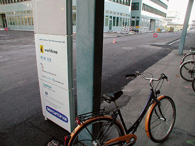 Die Strassentwässerung der neuen Dammstrasse wird in der Mitte der Strasse angeordnet. Dies wird die gesamte Strassenanlage großzügig erscheinen lassen und die frühere industrielle Nutzung des Landis & Gyr-Areals in Erinnerung rufen.