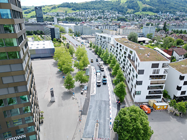 Der Strassenabschnitt zwischen den Kreiseln an der Aabach- und der Allmendstrasse kurz vor dem Abschluss der Bauarbeiten.