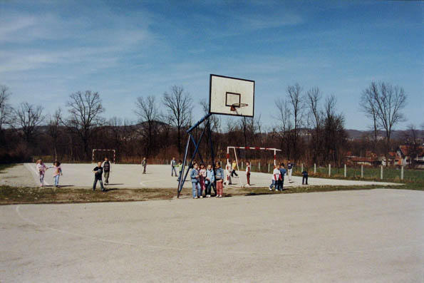 Školski tereni za nogomet i košarku na kojema se održavaju sportska takmièenja.
Schulanlage für Fussball und Basketball. Auf diesen werden Sportveranstaltungen ausgetragen.