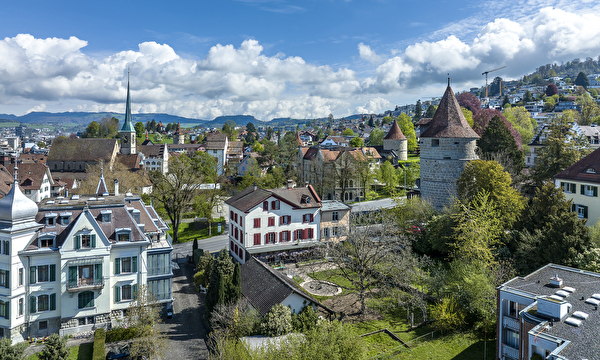 Die Liegenschaft Zugerbergstrasse 6-10 (Mitte) im heutigen Zustand. 