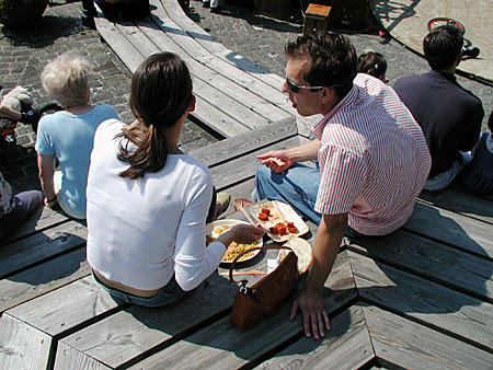 Trotz zahlreicher Verpflegungsmöglichkeiten waren die Sitzplätze rar – so wussten sich die Besucherinnen und Besucher mit inoffiziellen zu helfen.