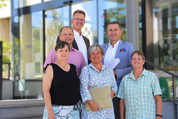 Im Bild (von unten links) Elisabeth Bossard, Stadtratsvizepräsidentin Vroni Straub, Cornelia Bossard Tännler, Martin Bossard (von oben links) mit Stadtschreiber-Stellvertreter Beat Moos und Stadtrat André Wicki.