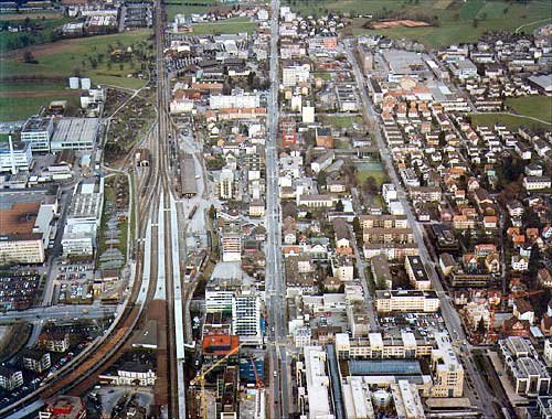 Drei markante Linien prägen die Verbindung zwischen Zug und Baar: die Bahn, die Baarerstrasse und die Industriestrasse. 