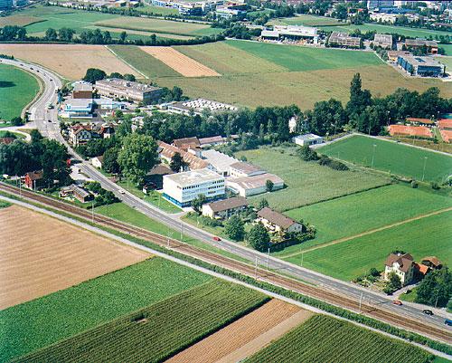 Früher hielten die Züge in der Kollermühle, dann wurde die Haltestelle aufgehoben und jetzt wird für die Stadtbahn erneut eine  Haltestelle geplant. Nicht ohne Grund: Immer mehr siedeln sich im «Choller» Industrie und Gewerbe an.