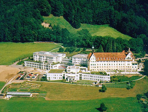 Oberhalb von Oberwil befindet sich die psychiatrische Klinik Oberwil, die in den vergangenen Jahren um- und ausgebaut wurde.