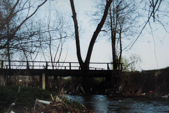 Most koji prelazim svaki put kad idem u školu.
Eine Brücke, die ich jedes mal überquere, wenn ich zur Schule gehe.