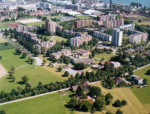 Das Herti-Quartier im Westen der Stadt Zug ist eines der belebtesten Quartier der Stadt Zug. Nicht nur in Bezug auf die Zahl der Einwohnerinnen und Einwohner. Eishalle, Sporthallen, Fussballplätze und Leichtathletikanlagen beleben das Quartier zusätzlich.