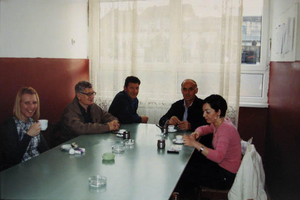 Nastavnici u OŠ “Raini Gornji” u toku velikog odmora.
Die Lehrerschaft der Schule “Rainci Gornji” während der grossen Pause.