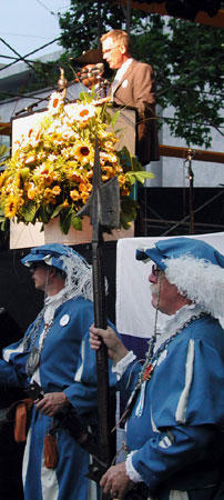 Landammann Hanspter Usters Rede stellte die Solidarität in den Mittelpunkt: jene unter der Bevölkerung nach dem Attentat vom 27. September 2001, jene des Kantons Zug mit der Schweiz durch die Bereitschaft, tatkräftig zum eidgenössischen Finanzausgleich beizusteuern und jene Menschen zu integrieren, die als Ausländer und Ausländerinnen in den Kanton Zug gezogen sind.