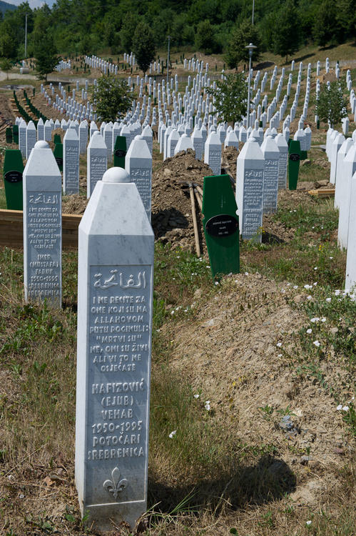 Im Juli 1995 dringen bosnisch-serbische Einheiten in die Schutzzone Srebrenica ein. Die nur leicht bewaffneten Unprofor-Truppen leisten kaum Widerstand. Was folgt, ist ein Massenmord an der muslimischen Bevölkerung.