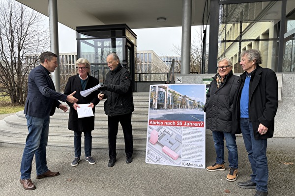 Vertreter des Referendumskomitees vor dem Stadthaus anlässlich der Übergabe der Referendumsbogen an Stadtschreiber Beat Werder (links).