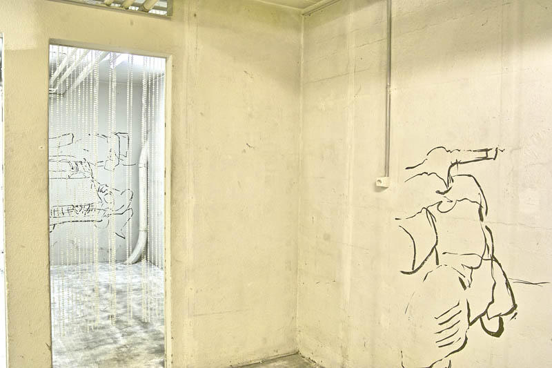 Zug Zeichnet, 23. Juli - 28. August 2009

„Zug Zeichnet“ - aktuelle Werke von fünf Schweizer Künstlern, die sich mit dem Thema „Zeichnen“ im weitesten Sinne auseinandersetzen. Neben dem Thema des Zeichnens wird der Dialog mit dem vorhandenen Raum zum zentralen Punkt der Werke: Auf den zwei Etagen des Raumes  „Haus Zentrum“ trifft so beispielsweise die nahöstliche Welt auf eine Zuger Kellerwand, schlichte schwarze Linien öffnen geschlossene Raume und skurril-humorvolle Traumgestalten laden den Betrachter ein, eine uns so unverständlich wie vertraute Traumwelt zu betreten.

Gertrud Genharts künstlerisches Thema ist die Auseinandersetzung mit dem Innen und Aussen von Räumen und den Möglichkeiten, geschlossene Räume zu öffnen. An der Vernissage näherte sie sich mit einer Performance dem Thema des Zeichnens und stellt der Zeichnung, die im Allgemeinen als Anordnung materieller Linien verstanden wird, die „immaterielle Zeichnung“ gegenüber. Staunend konnte sich der Betrachter fragen, was es denn ist, was eine Zeichnung ausmacht, wenn diese auch ohne gezeichnete Linien entstehen kann. Eine zweite Arbeit war ein 1:5-Modell des ehemaligen Stoffladens am Kolinplatz, das nun das Kunstschaufenster „Yes we’re open“ (YWAO) beherbergt. Für das YWAO schuf Genhart eine Raumzeichnung und baute dafür ein genaues 1:5-Modell des Lokals nach, um im Kleinformat verschiedene Entwürfe von Stellwänden und Zeichnungen auszuprobieren. (Gertrud Genhart, *1967 in Luzern)

Gabriella Disler arbeitet mit der Kombination von Fotografie und Zeichnung, um spezifische Raum-, Ort- und Zeitbezüge aufzulösen und neu anzuordnen, so dass sie anschliessend eine eigene, neue Geschichte erzählen. Ihre persönliche Foto-Sammlung stellt dabei das Grundmaterial zur Verfügung, um das Alltägliche mit dem Raum kommunizieren zu lassen, die Nähe neben die Distanz zu stellen, und die Gefühle neben die Reflexion. (Gabriella Disler, *1963 in Basel)

Ralph Hauswirth schafft sogenannte Traumzeichnungen, die er kurz vor dem Einschlafen im halben Traumzustand zeichnet. „Stier wundert sich über nervösen Matador“, ist einer dieser Traumzeichnungen betitelt, die genauso wie eine Anzahl merkwürdiger Geschöpfe das Auge und die Gedanken zum Spiel mit dem Fantastischen einlädt. Als eine Art „sensorische Wahrnehmung von Ort und Zeit“ beschreibt der Künstler seine Arbeitsweise, deren Ergebnisse die Sinne öffnen und Denkräume durchbrechen. (Ralph Hauswirth, *1948 in Chur)

Simone Torelli interessiert sich für die Farbe, die Grundvoraussetzung jeder Zeichnung und jedes Gemäldes ist und aus vermahlenen Blütenblättern gewonnen werden kann. Sie greift bei ihrem Werk auf die Vorstufe der angerührten Farbe zurück und arbeitet direkt mit Tausenden von blauen Blütenblättern. Auf einem riesigen Bild reiht sich Blütenblatt an Blütenblatt und entfaltet deren zerbrechliche Zartheit in einem blauen Universum. Ihre künstlerische Fragestellung lautet: Wie wirkt dieses Bild der natürlichen Blautöne in seiner gleichzeitigen Schlichtheit und Komplexität auf das Auge und die Seele des Betrachters? (Simone Torelli, *1967 aufgewachsen in Zug)

Roger Bumbacher nahm die Ausstellung zum Anlass, der Stadt Zug ein bleibendes Werk als Dankeschön für das Atelier-Stipendium in Kairo zu überreichen. Ausgestattet mit Bleistiftskizzen aus Kairo (2001) näherte er sich dem Kellerraum, um hier die Übersetzung der Bleistiftzeichnungen in Tuschzeichnungen auf der rohen Kellerwand vorzunehmen. Mit dem Stichwort des „Magic Carpets“ entrückte er den Raum als Ganzes in eine fremde Welt, irgendwo zwischen dem modernen Kairo, dem Kellerraum in Zug und der Welt von Tausendundeiner Nacht. (Roger Bumbacher, *1974 in Zug)
