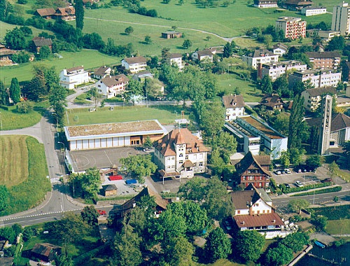 Oberwil ist das idyllische Dorf am Südrand der Stadt. Mit eigener Schule, Kirche und Poststelle hat es eine grosse Eigenständigkeit bewahrt. 