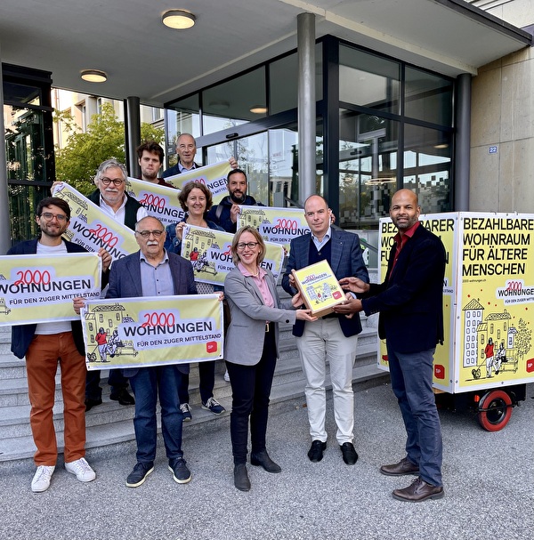 Vertreterinnen und Vertreter des Initiativkomitees übergaben am 21. September 2022 die rund 900 gesammelten Unterschriften vor dem Stadthaus an Stadtschreiber Martin Würmli. 