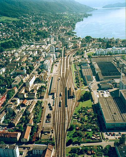 Die wahren Ausmasse des Bahnhofs bleiben Bahnreisenden oft verborgen. Im Vordergrund die Infrastruktur des Güterbahnhofs, dahinter das Bahnhofgebäude, das neu gebaut wird. Rechts das Areal von Siemens.