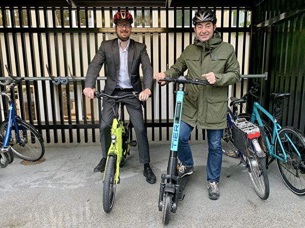 Stadtrat Urs Raschle (l.) mit einem Airbie-Velo und Stadtökologe Walter Fassbind mit einem TIER-Trotti.