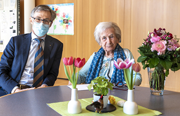 Der Zuger Stadtpräsident Dr. Karl Kobelt mit der Jubilarin Anna-Marie Weber-Nees, die bereits doppelt gegen Corona geimpft ist.
