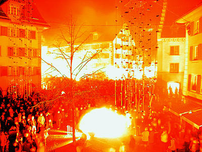 Das Feuerk, gezündet an ganz verschiedenen Punkten, tauchte den Kolinplatz in ein Lichtermeer.