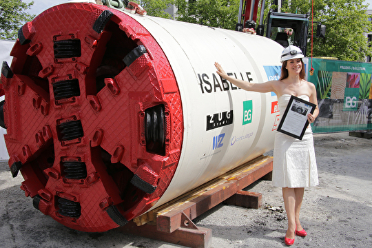 Die Zuger Sängerin, Tänzerin und Schauspielerin Isabelle Flachsmann tauft den Bohrkopf der Tunnelbohrmaschine auf den Namen «Isabelle».