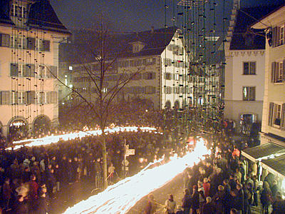 Die Eröffnung der neuen Beleuchtung war begleitet von einem Lichtspiel mit Musik, Schüler trugen Fackeln durch die dunkeln Gassen der Altstadt.