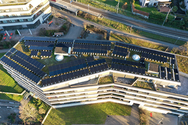 Blick auf das Dach des Frauensteinmatt 4+6 mit den Solarmodulen.