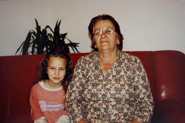Moja voljena nana Šemsa i rodica Merima.
Meine geliebte Grossmutter Semsa mit meiner Verwandten, Merima.