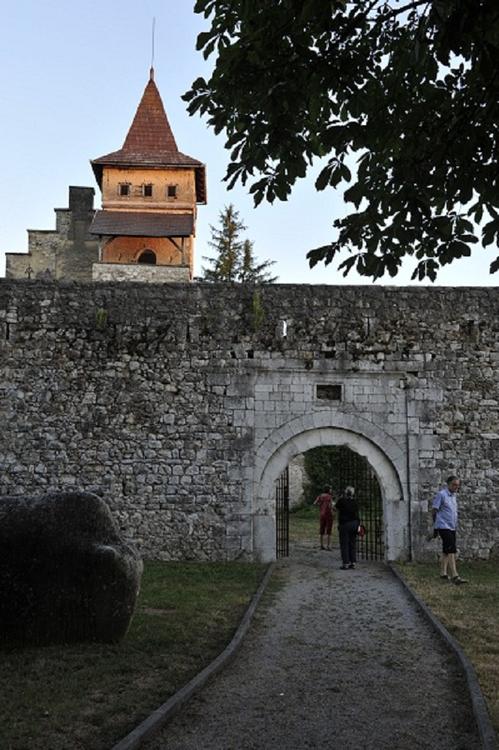 Schloss in der Burg: Neugotisches Schloss in der sonst mittelalterlichen Burg Ostrozac.