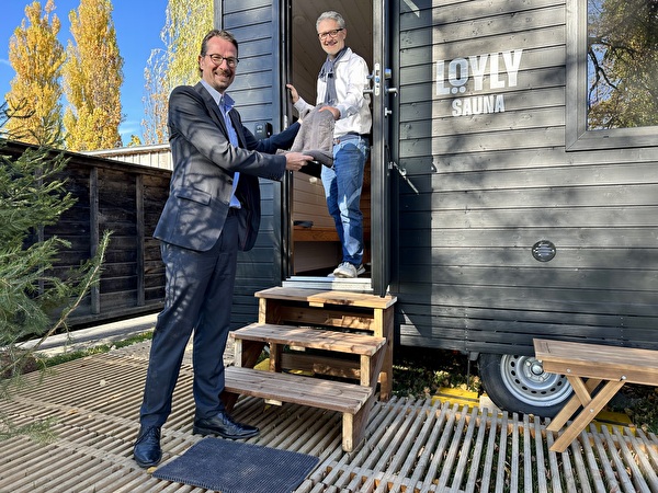 Stadtrat Urs Raschle (links) und Christian Weber, Leiter Immobilien der Stadt Zug, freuen sich auf ihren ersten Sauna-Gang im Seebad Siehbach.