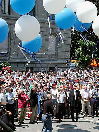 Als die Ballone in den Farben Weiss und Blau zum Himmel stiegen, hiess es: «Das Fest ist eröffnet.»